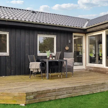 3 Bedroom Cozy In Holiday home